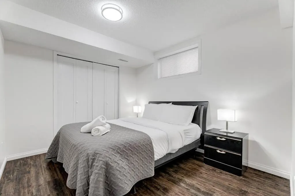 Coral Springs Lakefront Retreat Calgary 0*,