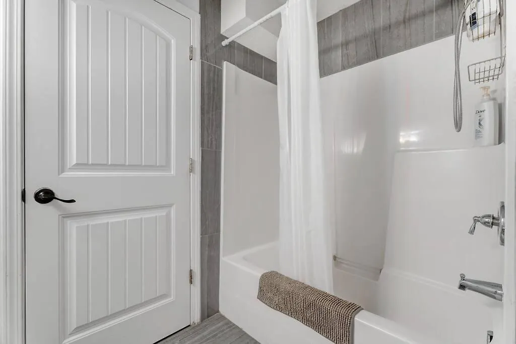 Coral Springs Lakefront Retreat Calgary Holiday home