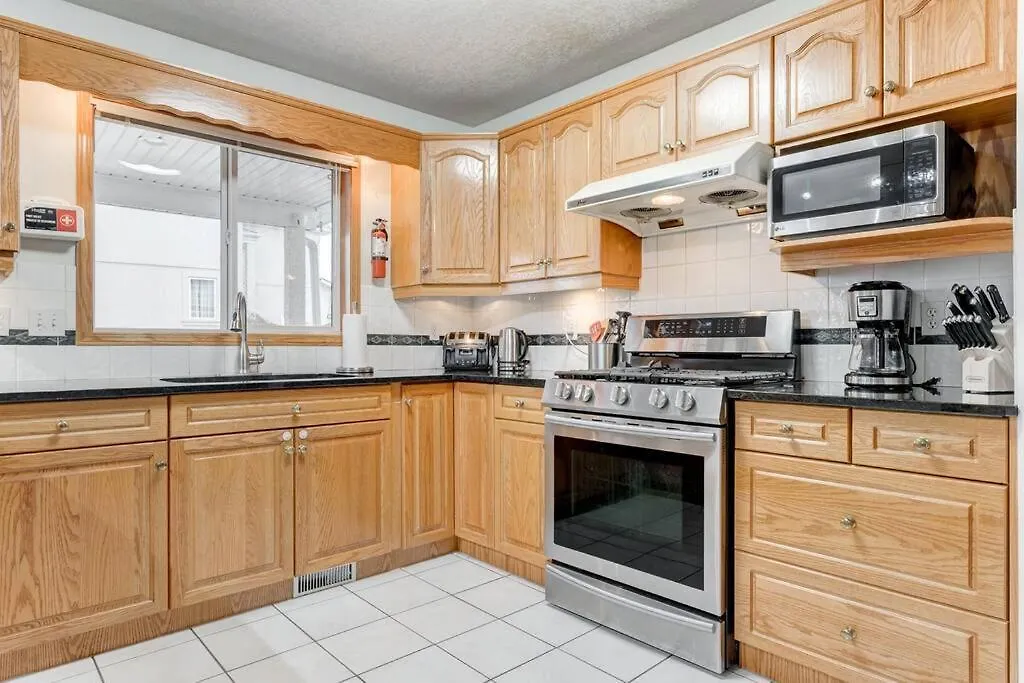 Coral Springs Lakefront Retreat Calgary 0*,
