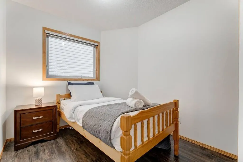 Coral Springs Lakefront Retreat Calgary 0*,