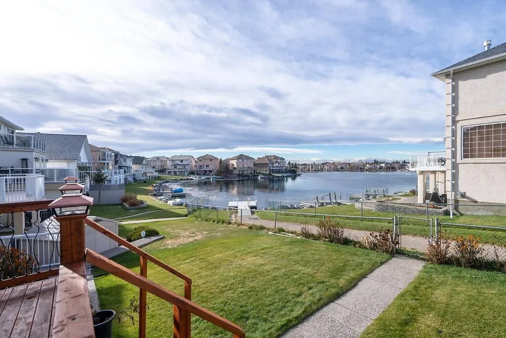 Coral Springs Lakefront Retreat Calgary Holiday home