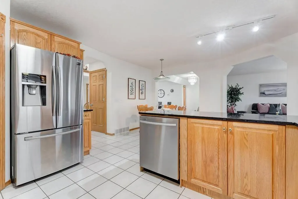Coral Springs Lakefront Retreat Calgary Holiday home