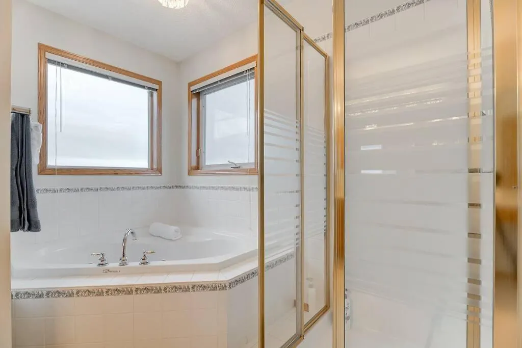 Coral Springs Lakefront Retreat Calgary Holiday home
