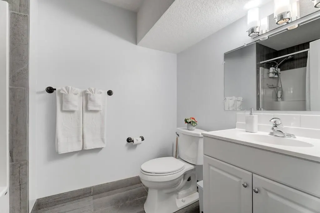 Coral Springs Lakefront Retreat Calgary 0*,