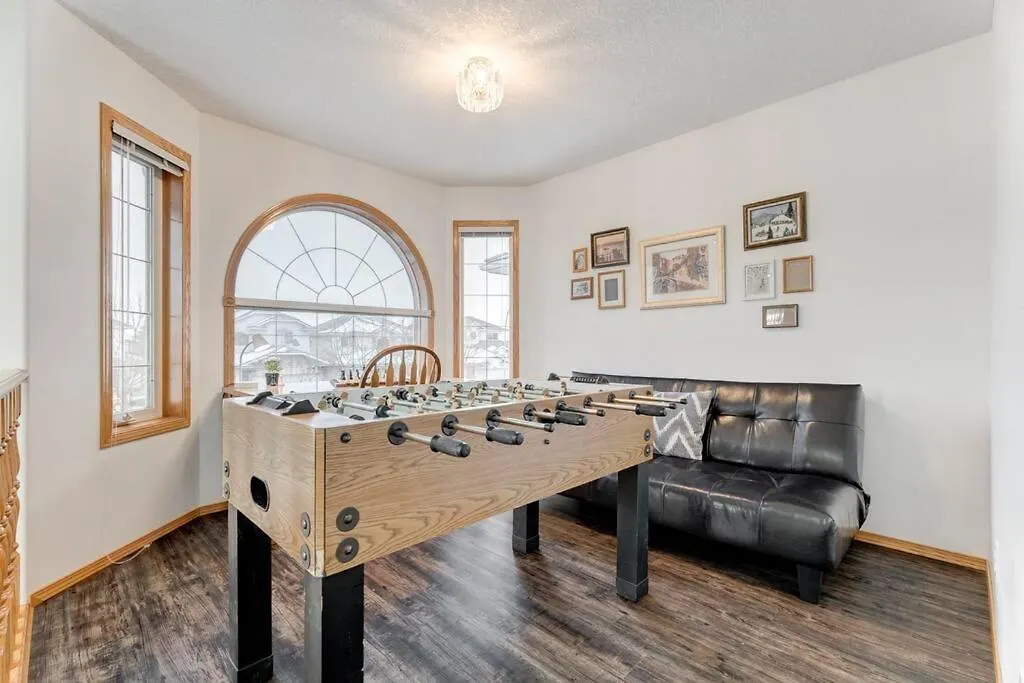 Coral Springs Lakefront Retreat Calgary Holiday home